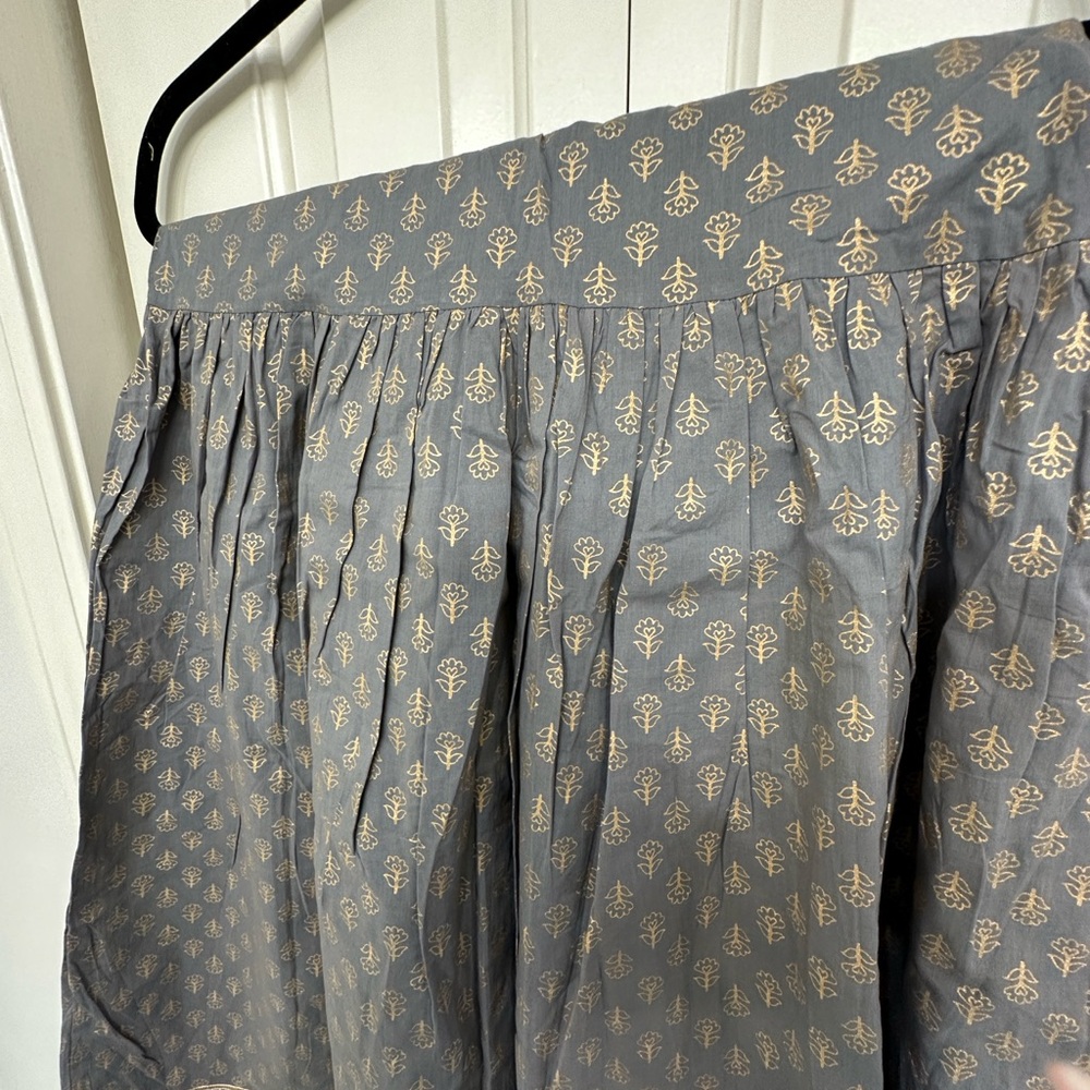 SALE‼️Gray and Gold Patterned Gharara and Kameez set in size 25” in pure Cotton. - Picture 6 of 16